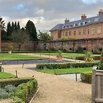 Griffin Executive Apt Sleeps 4 With Cymru Holidays