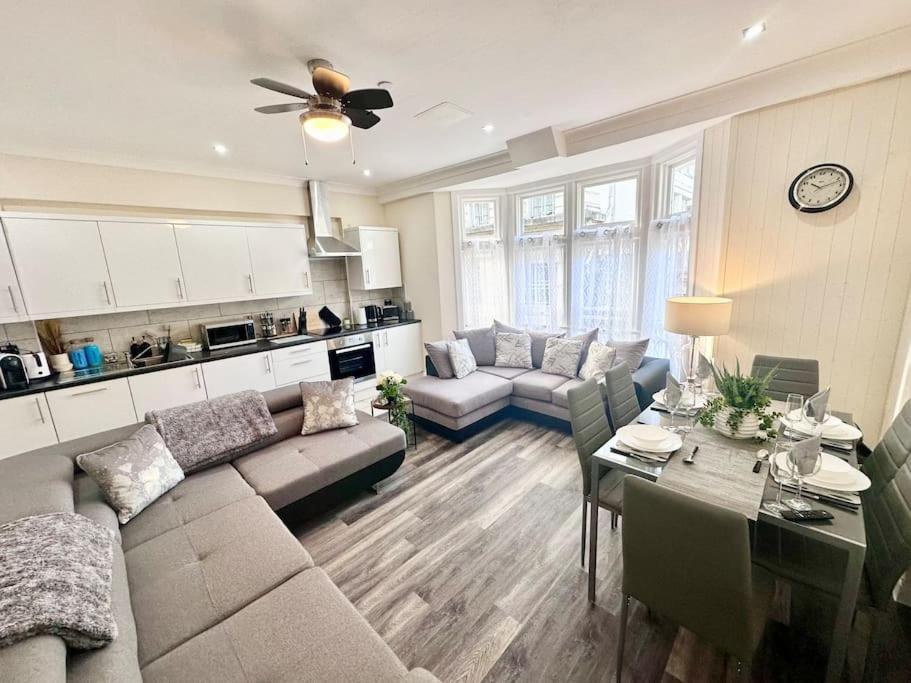 Griffin Executive Sleeps 4 With Cymru Holidays Apartment