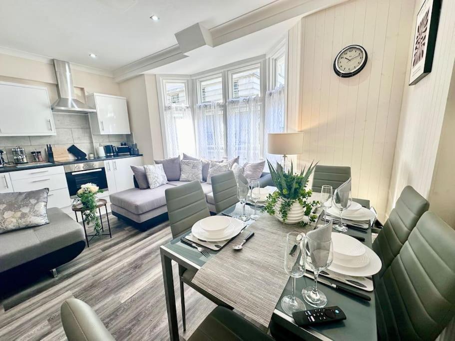 Griffin Executive Sleeps 4 With Cymru Holidays