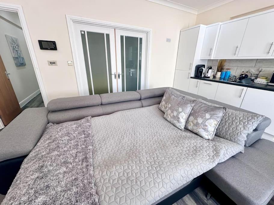 Griffin Executive Sleeps 4 With Cymru Holidays Apartment Newport (Gwent)