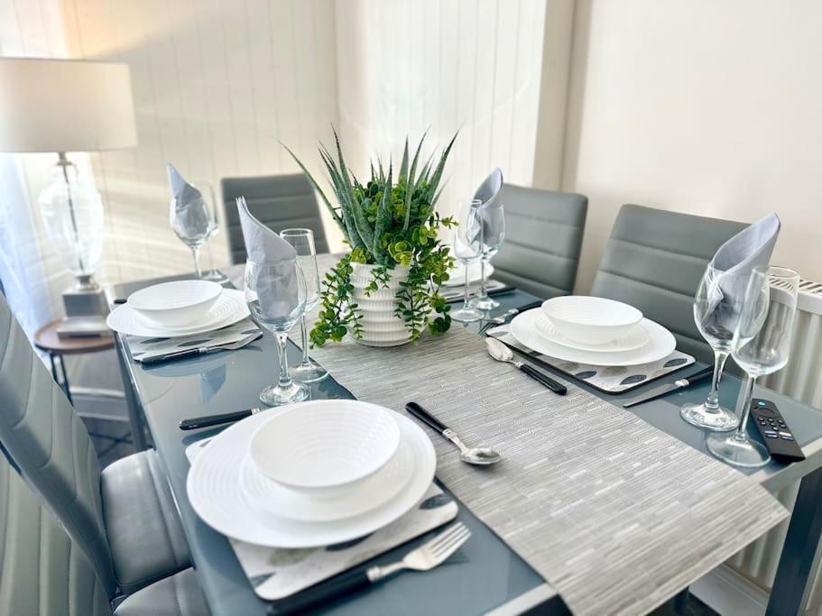 Griffin Executive Sleeps 4 With Cymru Holidays Apartment